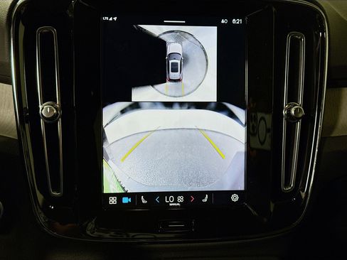 Used 2025 Volvo XC40 B5 Plus image 19