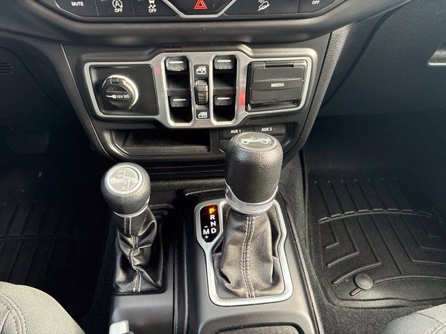 Used 2018 Jeep Wrangler Unlimited Sahara AWD/4WD image 13