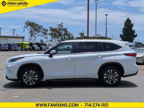 Used 2023 Toyota Highlander XLE FWD image 4