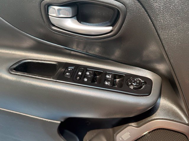 Used 2023 Jeep Renegade Latitude AWD/4WD image 39