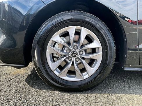 Used 2025 Toyota Sienna LE image 9