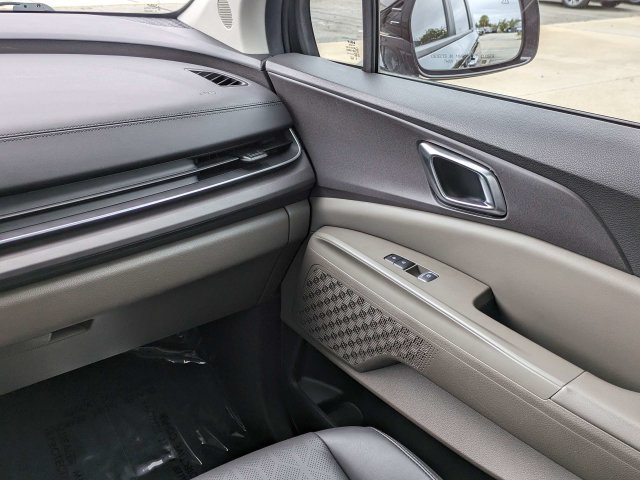 Used 2025 Kia Carnival EX FWD image 18