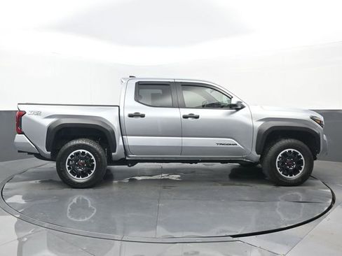 Used 2025 Toyota Tacoma TRD Off-Road image 2