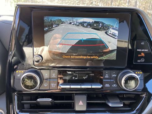 Used 2025 Toyota Highlander XLE image 25