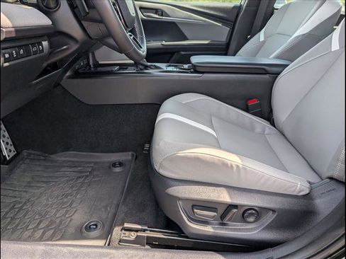 Used 2025 Toyota Camry SE AWD/4WD image 9