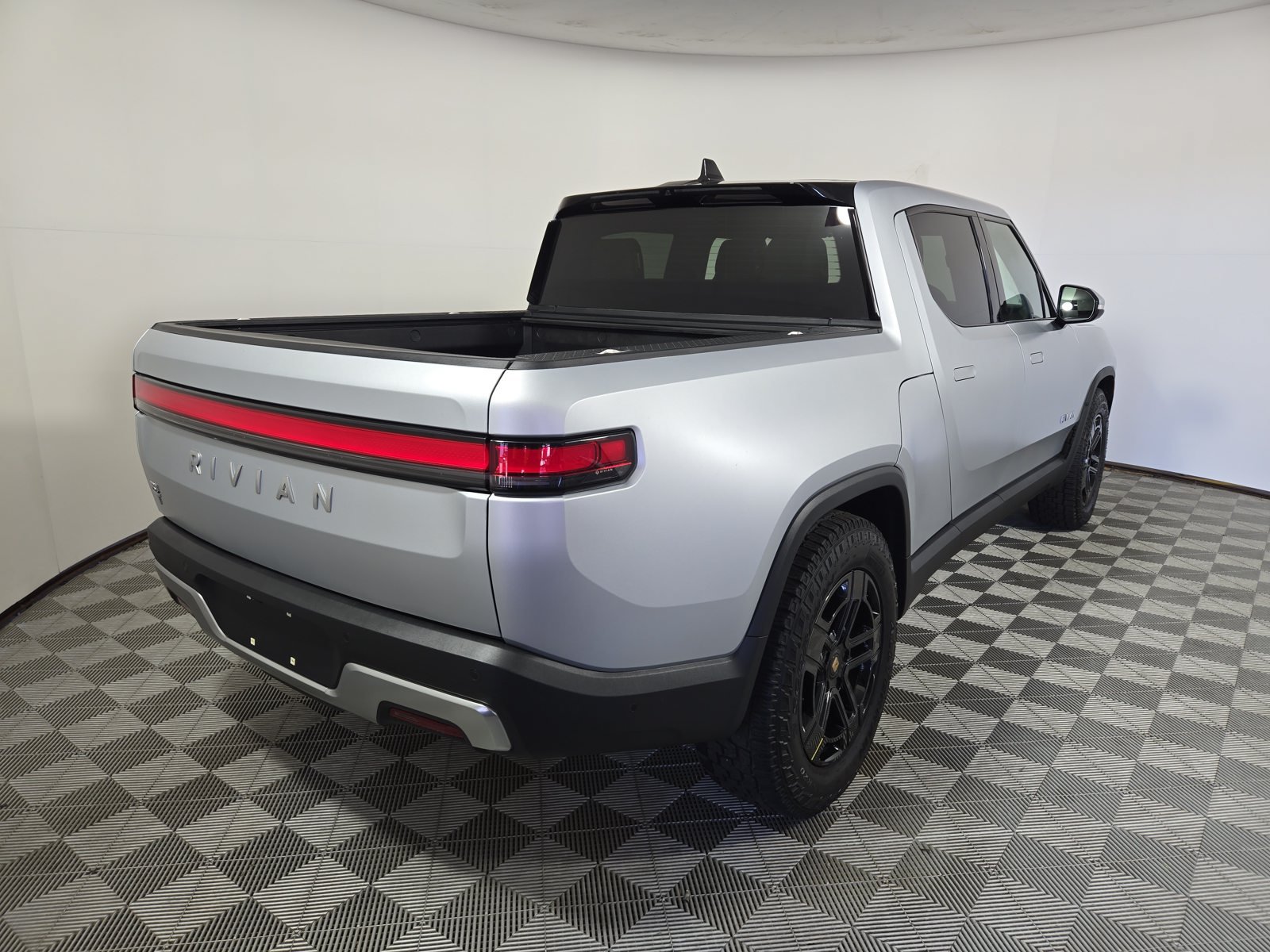 Used 2024 Rivian R1T Adventure Dual AWD/4WD image 5