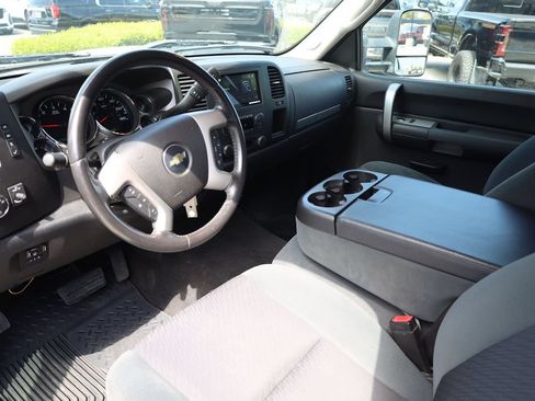 Used 2009 Chevrolet Silverado 2500 LT w/ Interior Plus Package AWD/4WD image 12