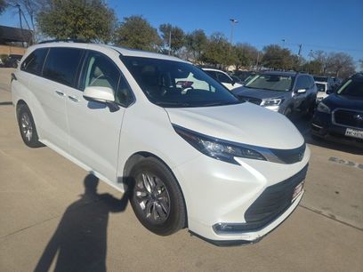 Used 2022 Toyota Sienna XLE