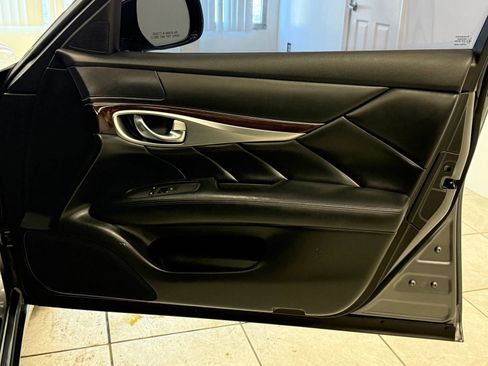 Used 2018 INFINITI Q70 Luxe image 21