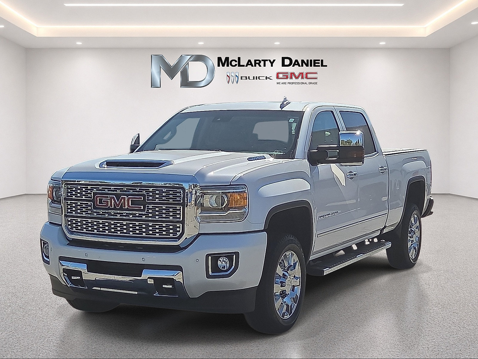 Used 2018 GMC Sierra 2500 Denali w/ Duramax Plus Package AWD/4WD image 3