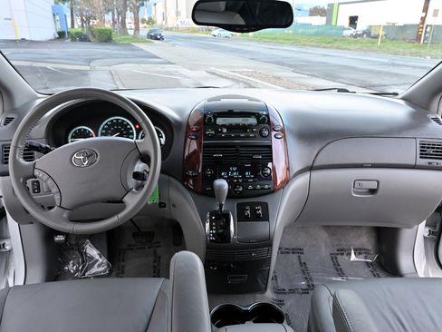 Used 2005 Toyota Sienna XLE image 11