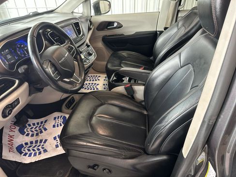 Used 2018 Chrysler Pacifica Touring-L FWD image 9