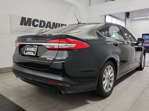 Used 2017 Ford Fusion SE w/ Fusion SE Technology Package FWD image 4
