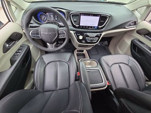 Used 2023 Chrysler Pacifica Touring-L FWD image 14