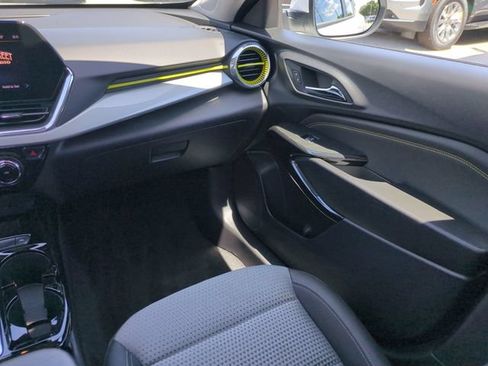 Certified 2025 Chevrolet Trax LT FWD image 18