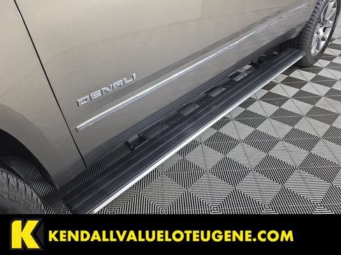 Used 2015 GMC Yukon XL Denali w/ Premium Package AWD/4WD image 9
