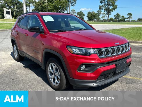 Used 2025 Jeep Compass Latitude AWD/4WD image 3