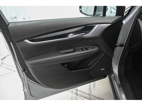 Used 2025 Cadillac XT6 Premium Luxury w/ Technology Package image 8