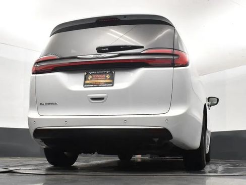 Used 2024 Chrysler Pacifica Touring-L FWD image 13