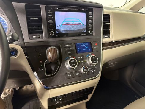 Used 2018 Toyota Sienna XLE image 18