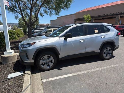 Used 2022 Toyota RAV4 LE AWD/4WD image 24