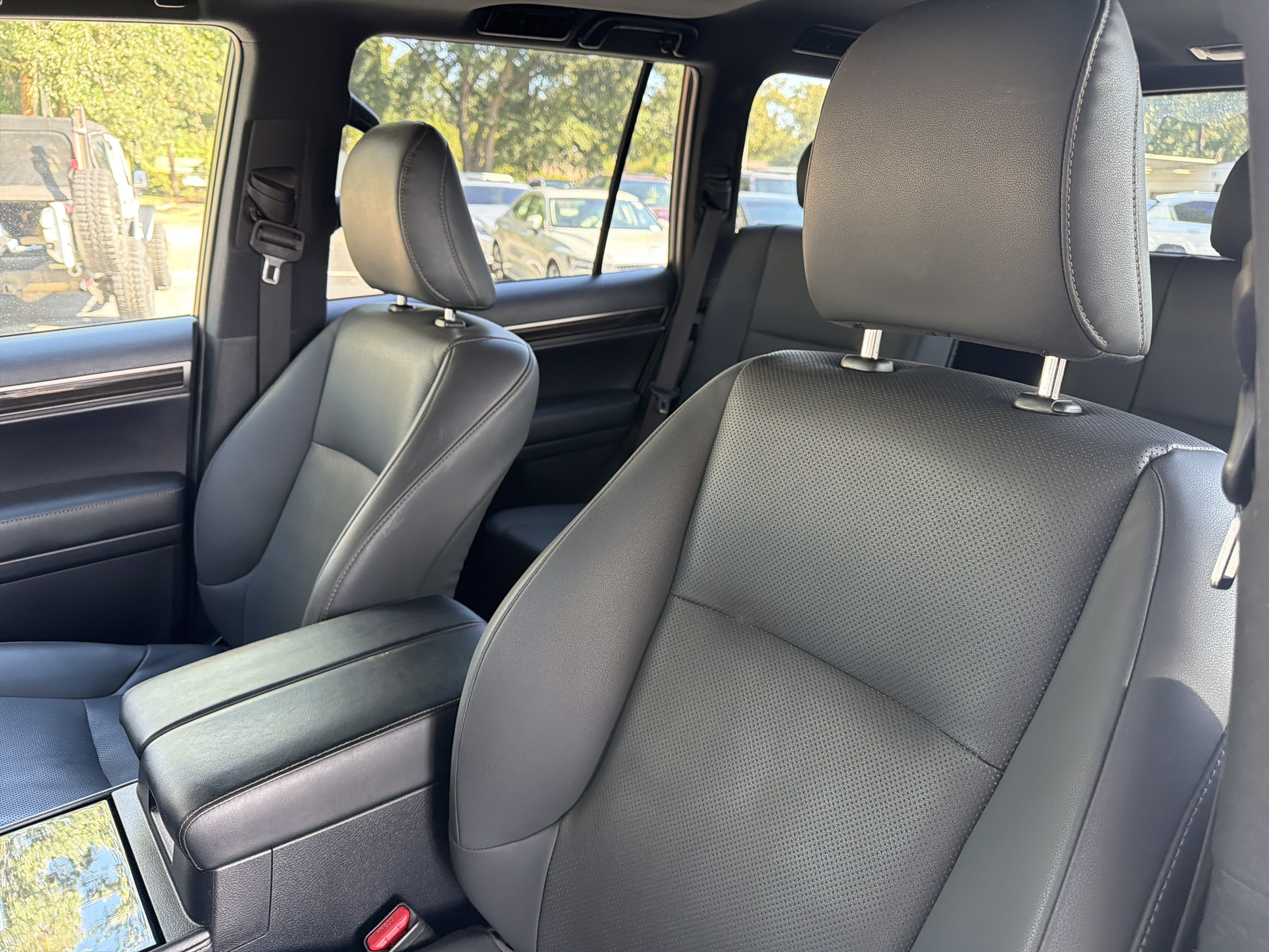 Used 2022 Lexus GX 460 Premium w/ Accessory Package AWD/4WD image 18