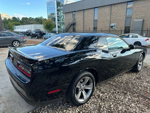 Used 2019 Dodge Challenger SXT image 4