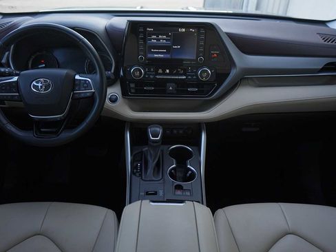 Used 2020 Toyota Highlander XLE FWD image 10