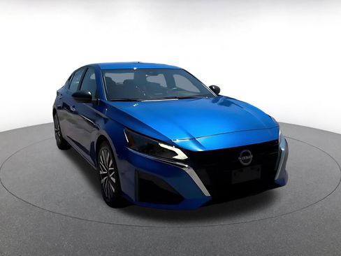 Used 2025 Nissan Altima 2.5 SV image 3