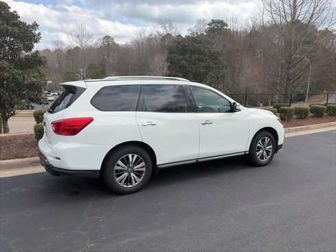Used 2017 Nissan Pathfinder SV image 2