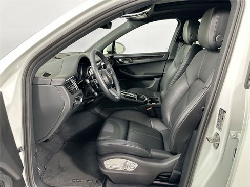 Certified 2025 Porsche Macan AWD/4WD image 5