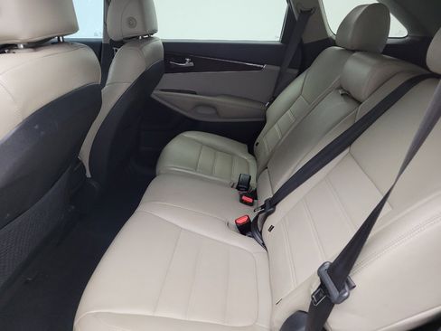 Used 2017 Kia Sorento FWD image 18