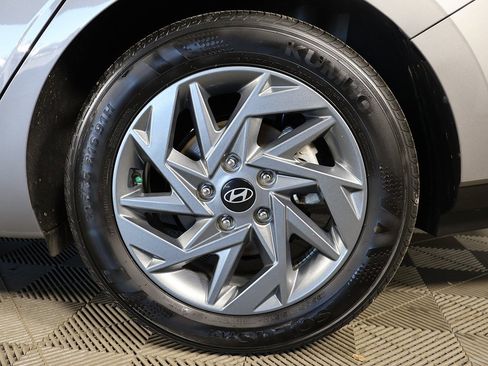 Used 2024 Hyundai Elantra SEL image 17