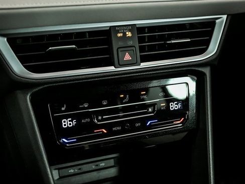 Certified 2025 Volkswagen Taos SE w/ Panoramic Sunroof Package image 18