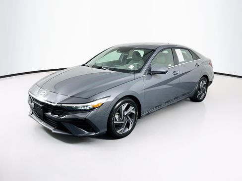 Used 2025 Hyundai Elantra SEL FWD image 3