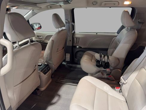 Used 2020 Toyota Sienna XLE image 23