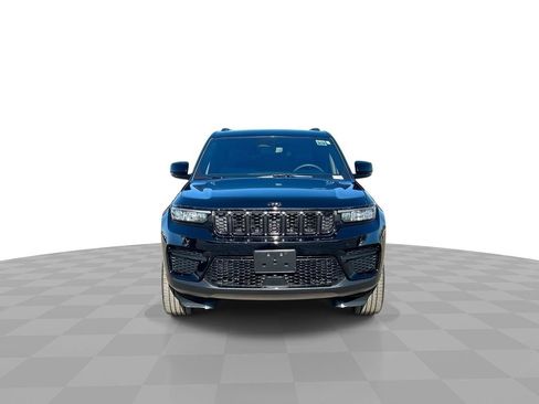 Used 2023 Jeep Grand Cherokee Altitude image 3