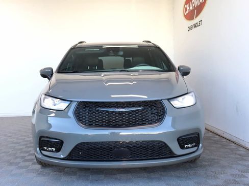 Used 2023 Chrysler Pacifica Touring-L w/ S Appearance Package FWD image 2