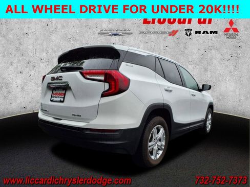 Used 2022 GMC Terrain SLE image 2