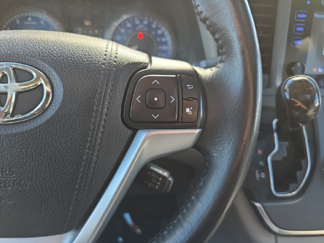 Used 2017 Toyota Sienna XLE FWD image 22