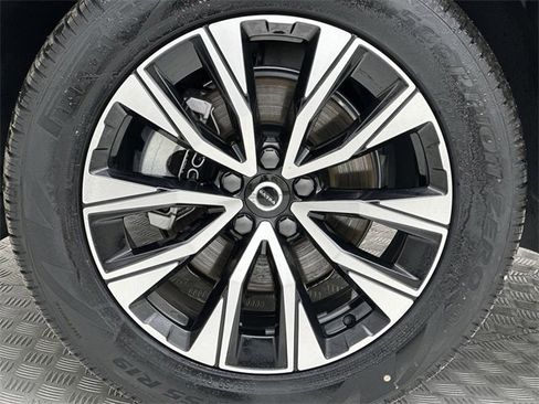 Certified 2025 Volvo XC60 B5 Plus image 10