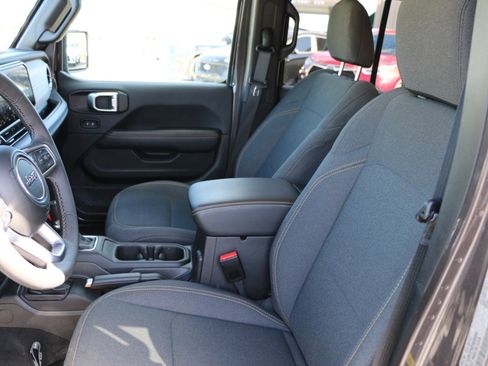 Used 2025 Jeep Wrangler Unlimited Sahara image 23