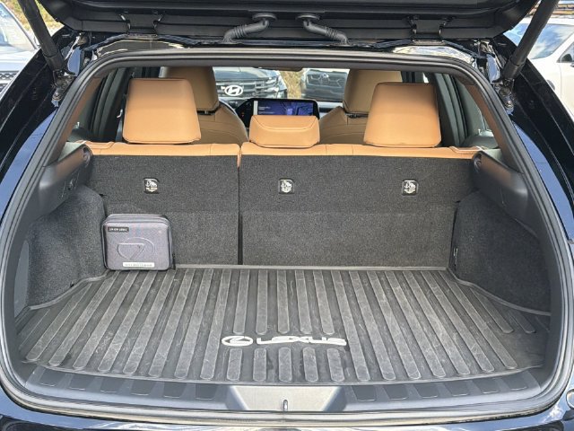 Used 2023 Lexus UX 250h AWD w/ Premium Package image 39