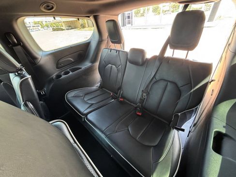 Used 2025 Chrysler Pacifica Limited FWD image 26