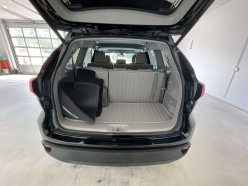 Used 2018 Toyota Highlander XLE AWD/4WD image 25