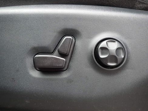Used 2024 Chrysler Pacifica Touring-L FWD image 10
