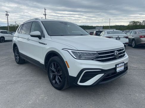 Used 2023 Volkswagen Tiguan SE AWD/4WD image 1