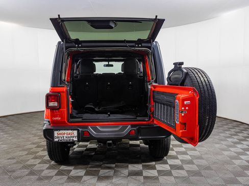 Used 2019 Jeep Wrangler Unlimited Sahara AWD/4WD image 38