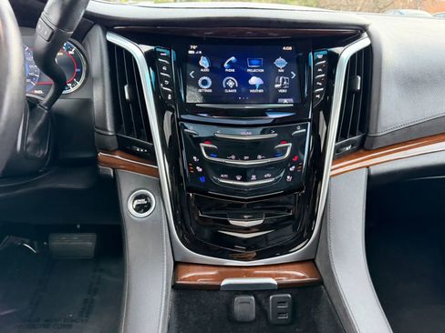 Used 2020 Cadillac Escalade ESV Premium Luxury image 20