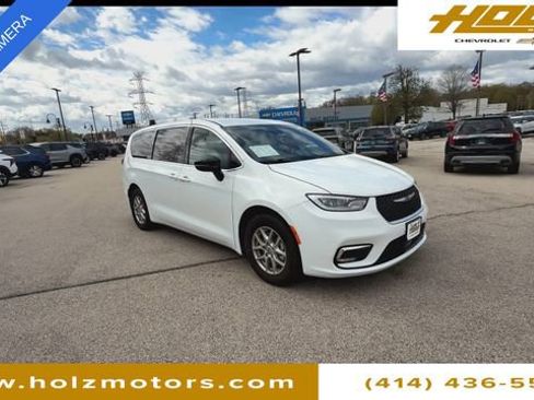 Used 2025 Chrysler Pacifica Select FWD image 2
